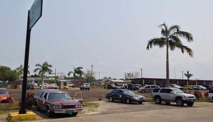 Getting around Belize: Taxies at Belize City Airport / Chris Martin (Flickr) / Commercial use allowed Getting around Belize: Taxies at Belize City Airport