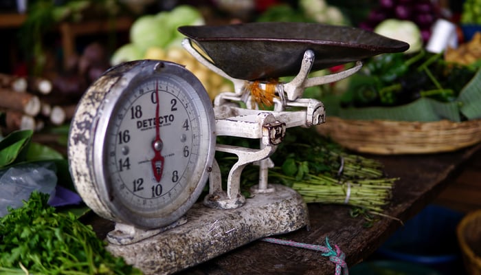 Grocery shopping in Antigua Guatemala: Old school scales / Lucía García González (Flickr) / Commercial use allowed Grocery shopping in Antigua Guatemala: Old school scales