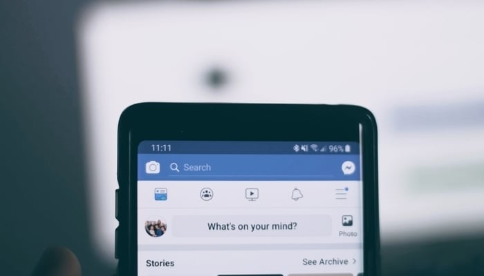 Facebook Groups / Photo by Joshua Hoehne on Unsplash