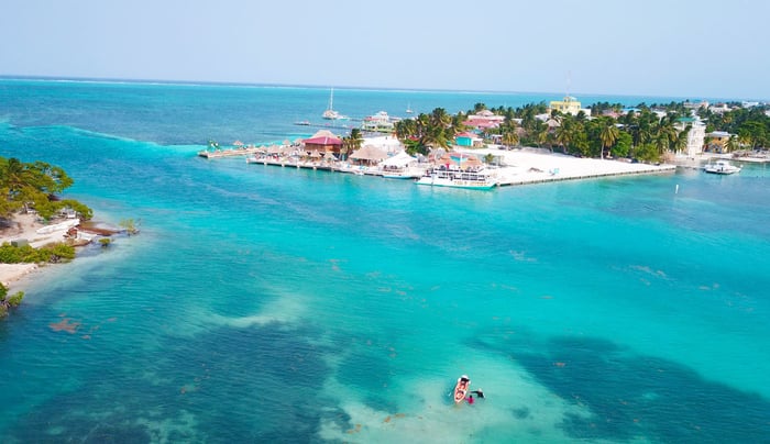 The Lazy Lizard at the Split, Caye Caulker / Lazy Lizard website